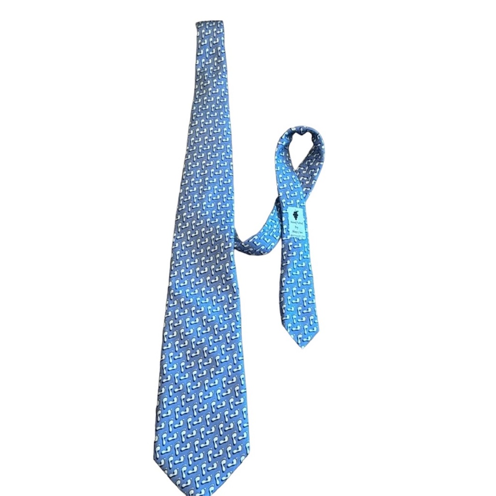 100% silk vineyard vines foot print tie Marathas‎ vineyard